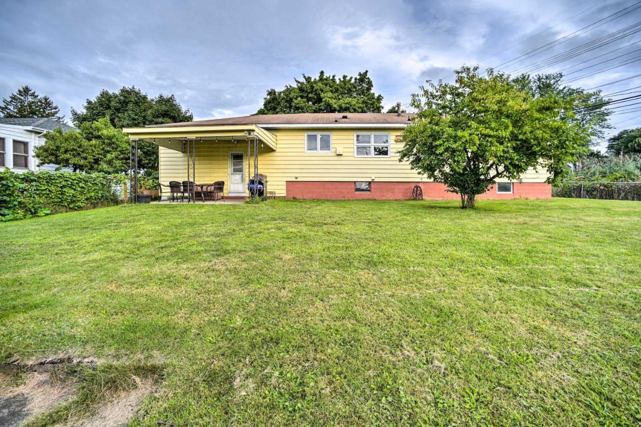 With Fenced Yard And Patio - Pets Welcome! Holiday home *